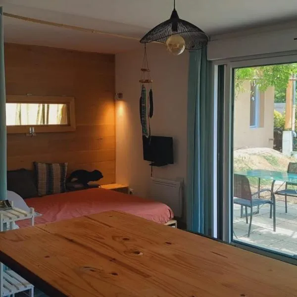 Studio Mont July, hotel em Ceyzériat