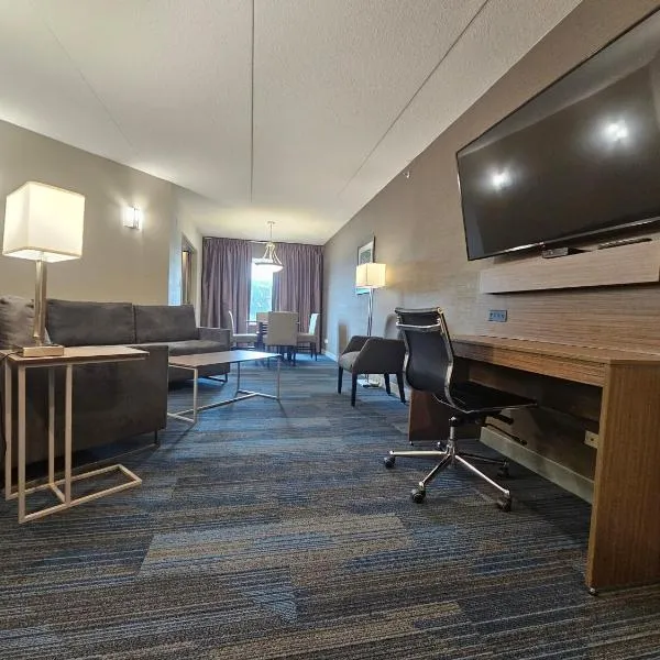 Clarion Hotel & Suites: Brandon şehrinde bir otel