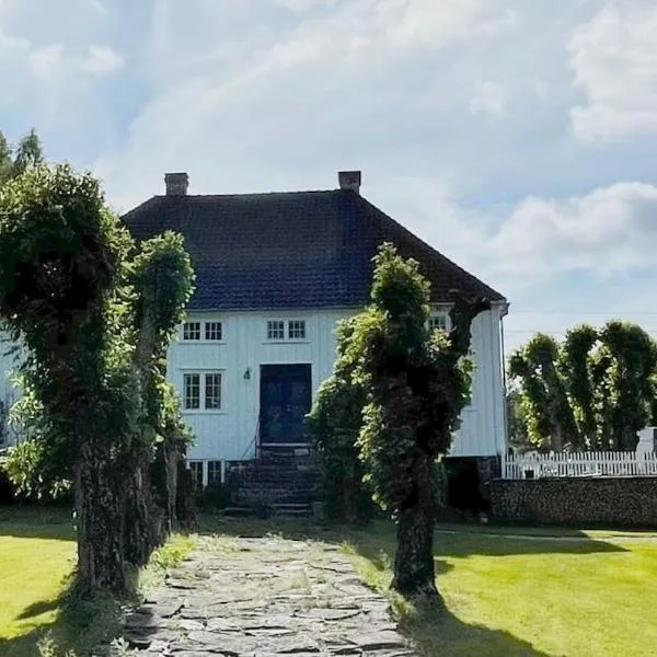 Bosvik Gård, nyrenovert leilighet i hovedhus fra 1756: Risør şehrinde bir otel