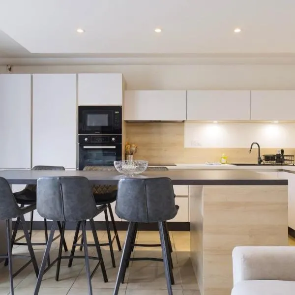 Logement Moderne Luxueux Parking AC côté de la mer, hôtel à Nice