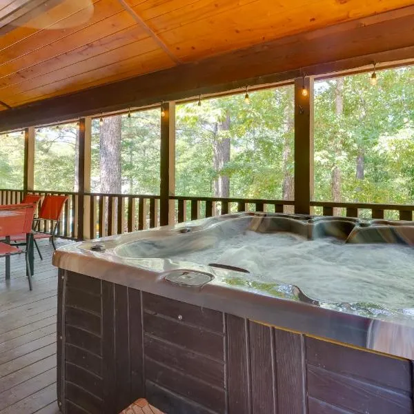 Broken Bow Escape with Hot Tub and Basketball Court! โรงแรมในโบรคเคนโบว์