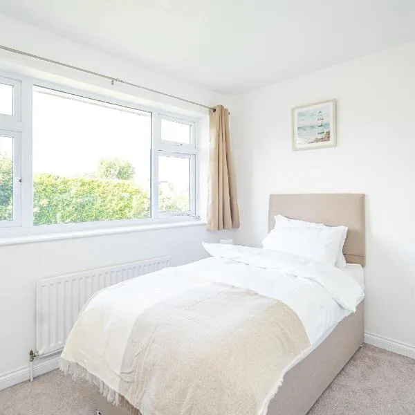 Spacious 5 Bedroom House - Sleeps 7 - 3-Car Driveway - Work - Leisure, hotel v destinaci Wolverhampton