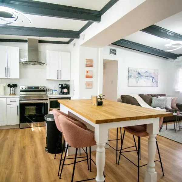 4 Bedrooms Chic House In South Tampa 5 Min From Bay, hotel in Tampa