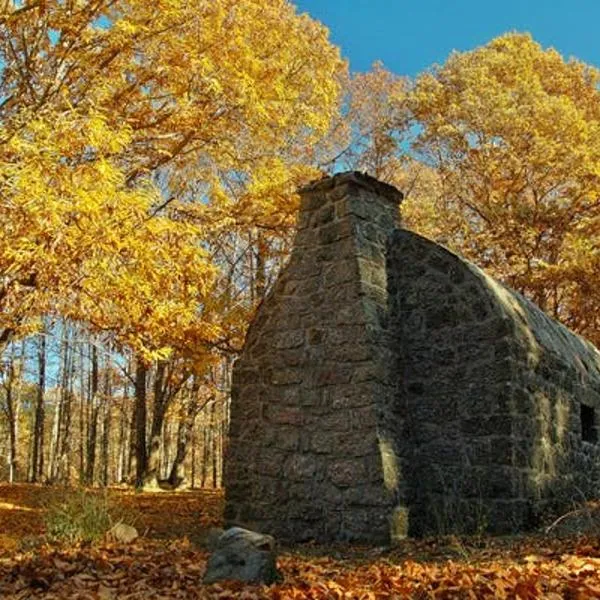 GREDOS RURALRUT muy cerca del famoso CASTAÑAR de El Tiemblo y Reserva Natural VALLE DE IRUELAS, alojamiento acogedor con cabina hidromasaje, chimenea eléctrica, calefacción, wifi, cocina, khách sạn ở El Tiemblo