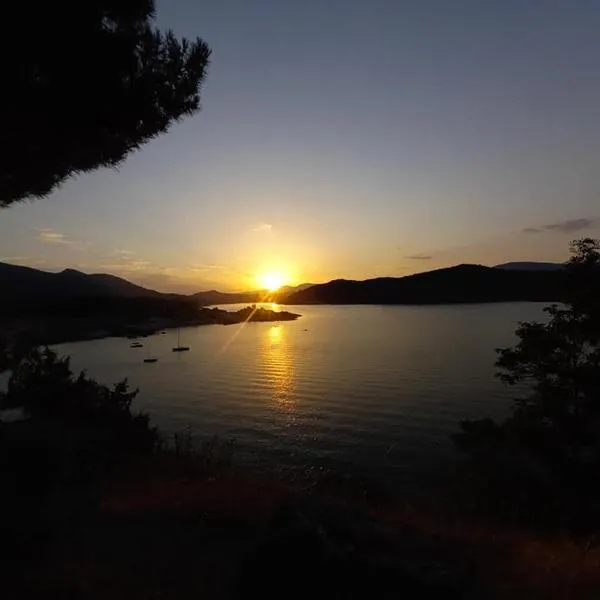 GREDOS RURALRUT en El Tiemblo a solo 1 hora de Madrid, descuentos agosto y septiembre, zonas de baño y ocio a pocos metros, Reservas Naturales, cabina hidromasaje, Aire Acondicionado, WIFI incluido، فندق في إل تيمبلو