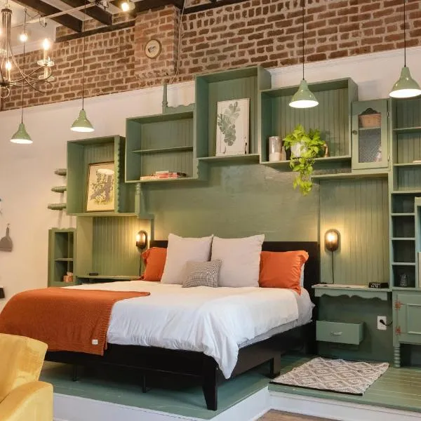 Historic Garden Studio, Steps from Pulaski Square, hotel in Savannah