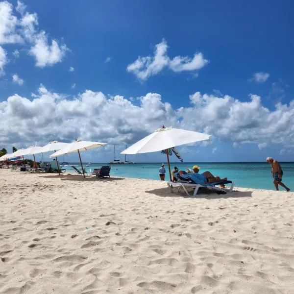 Tierra Del Sol...OCEAN FRONT GOLF AND TENNIS RESORT CONDO, hotel en Palm-Eagle Beach