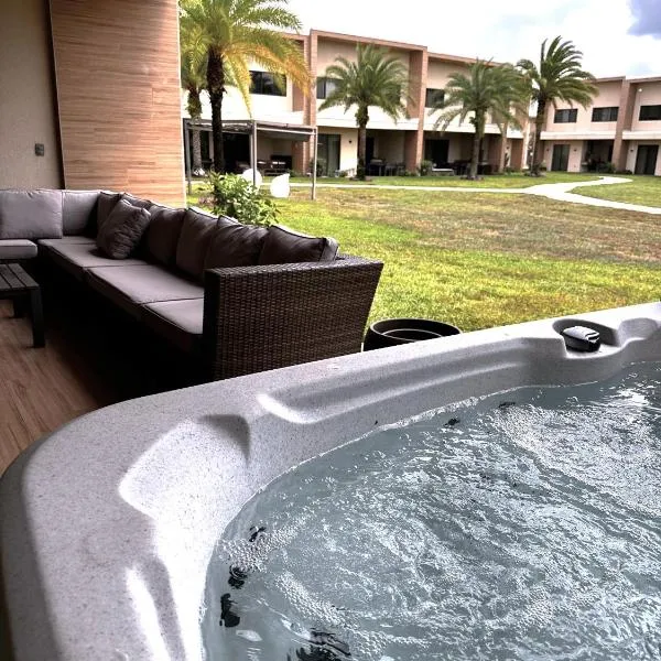 7458 Magic Village 3suites 8guests jacuzzi 8 min Disney, hótel í Orlando