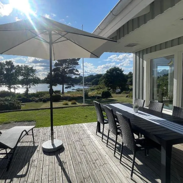Seaside Home with Stunning Views Overlooking Blekinge Archipelago, hotel v destinaci Ronneby