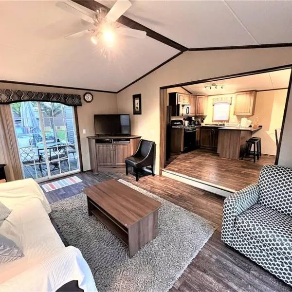 Resort near wineries, river, trails! Large Pool!, hotel v destinaci Niagara on the Lake