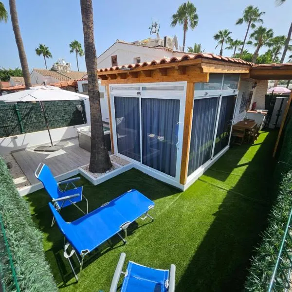 Chalet Luxury with privacy and Jacuzzi, hotel v destinaci Maspalomas