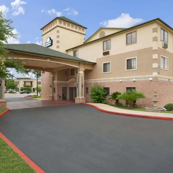 Days Inn & Suites by Wyndham San Antonio North/Stone Oak, hotel in San Antonio International Airport