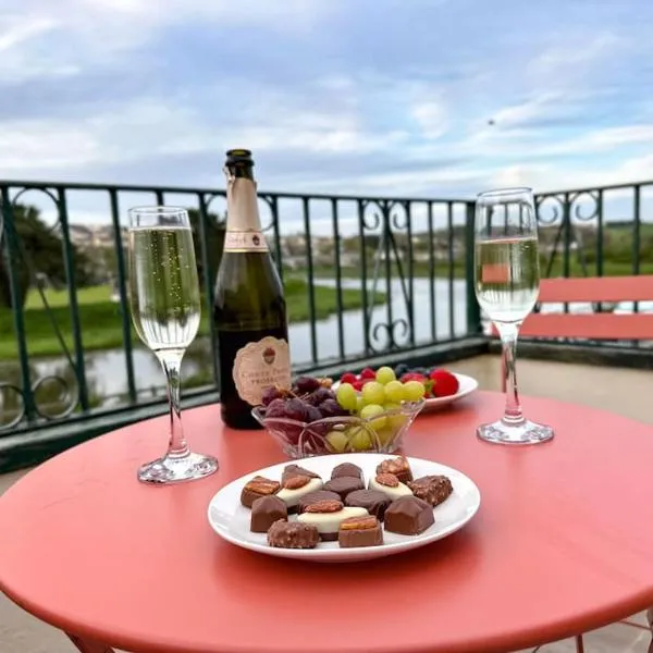 Riverside home by Camel Trail in Cornwall, hotel in Wadebridge