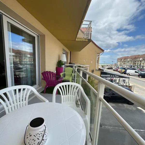 Studio cabine vue mer latérale, hotel in Sainte-Cécile-Plage