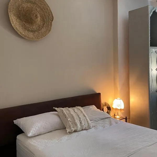 Cozy vintage styl bedroom family only, hotell i Aïn Dalia Kebira