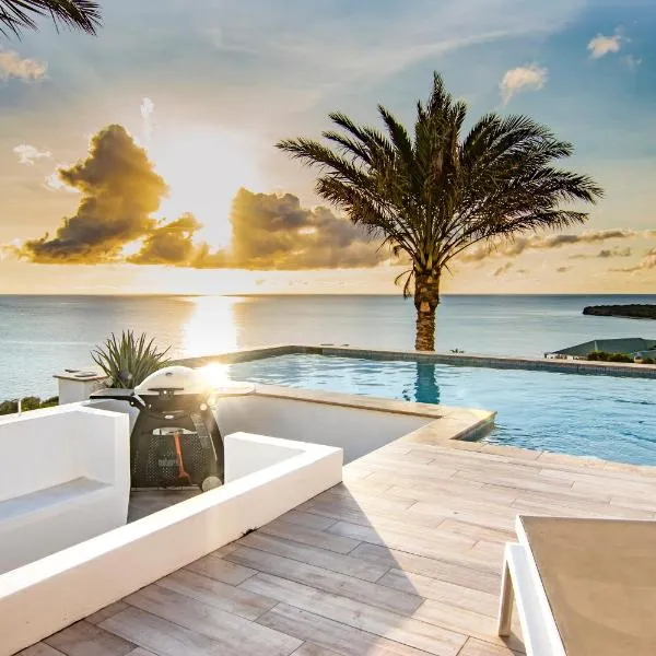Exclusive 10-Guest Seaview Villa in Gated Community with Pool & Private Beach Access, hotel v destinaci Willibrordus