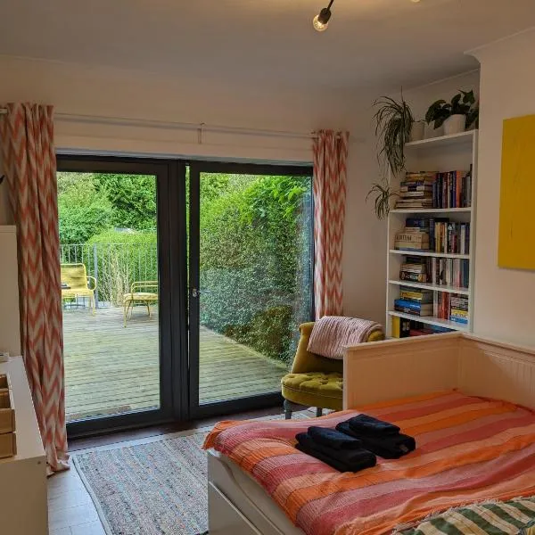 Private room with terrace and free parking, hotel v destinaci Edinburgh