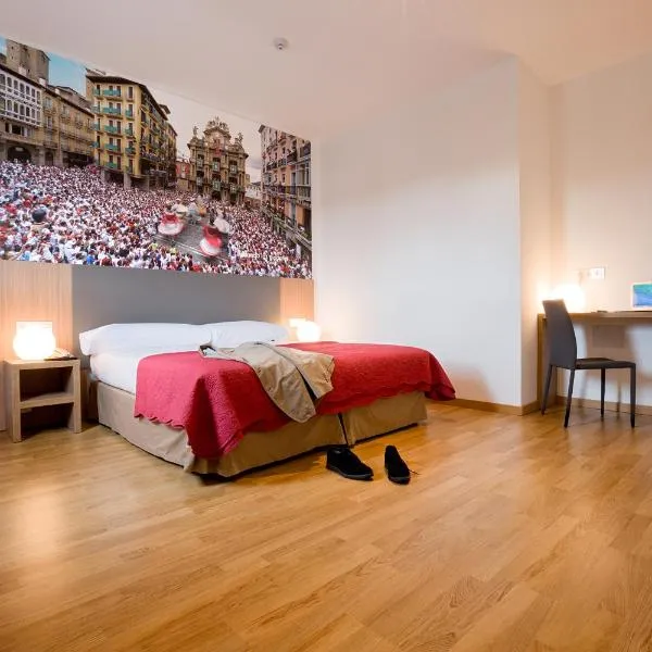 IRAIPE Pamplona Hostal: Olza şehrinde bir otel