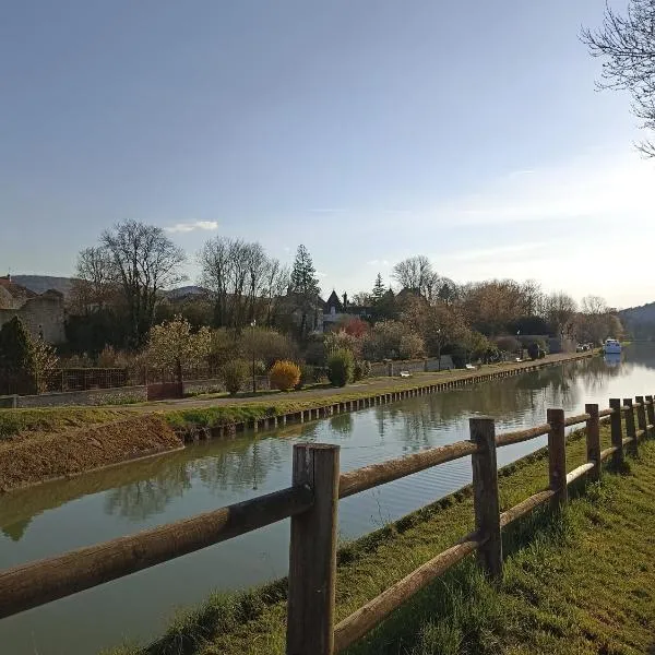 Gîte Le 16, Sous Les Trémières, hotel a Gergueil