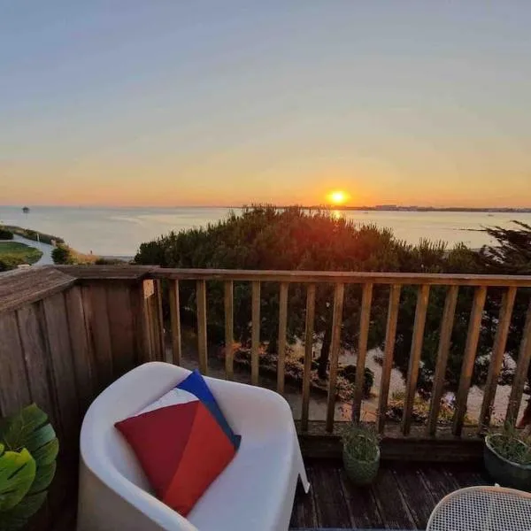 Appartement aux Minimes Magnifique Vue Mer au pied de la Plage 50m2-2ch., hotel in La Rochelle