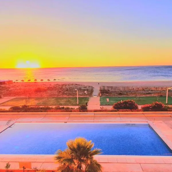 LE PANORAMIQUE 1ère ligne mer terrasse piscine parking privé, khách sạn ở Le Barcarès