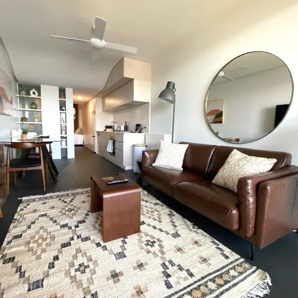Stylish Central Lake View Apartment - free parking, hotel di Canberra