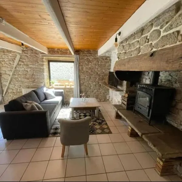 Maison de pêcheur BORD DE MER bois et pierre 6-8 pers, hotel in Plobannalec-Lesconil