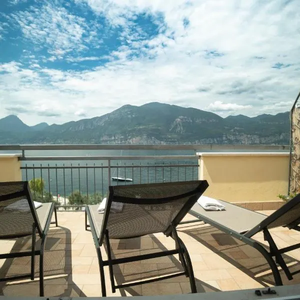Penthouse CASA ALKEA Masse Lake view, hotel Brenzone sul Gardában