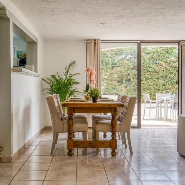 CHARMANT 2 PIECES DANS VILLA INDIVIDUELLE TERRASSES JARDIN, hotel in Carros