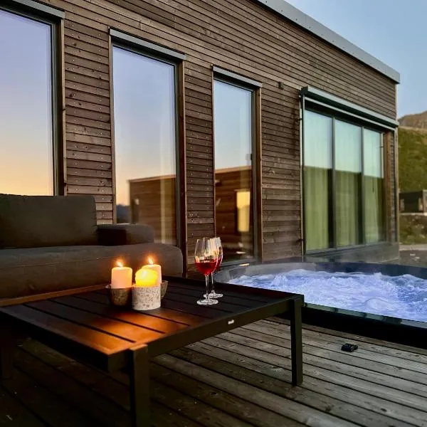 Luxury Lodge with jacuzzi and sauna, hotel di Kleppstad