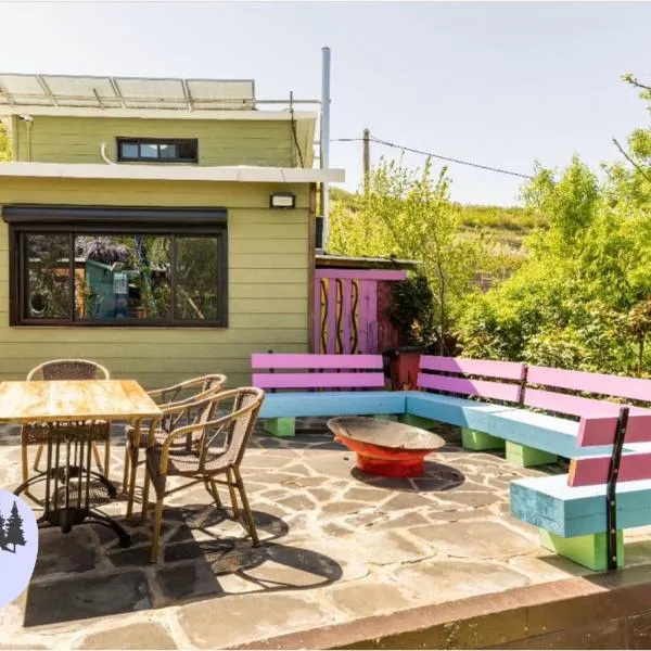 בקתה ואירוח היסמין מול הנוף, hotel in Majdal Shams