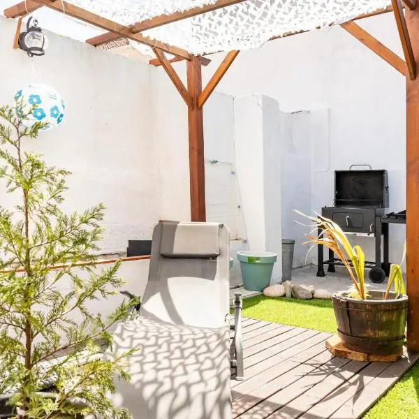 Lisbon House with Private Garden BBQ, with Easy Parking near Tejo, Fast Access to Alfama & Downtown, hotel i Lissabon