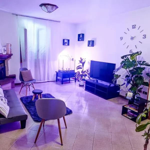 Charlie's Home Arezzo-Appartamento-B&B Arezzo con Parcheggio privato- Arezzo Città del Natale 2023 - Centro Arezzo Fiere e Congressi- Mercatini Natale Arezzo Casa di Babbo Natale e Villaggio Tirolese 2023, hotel in Arezzo