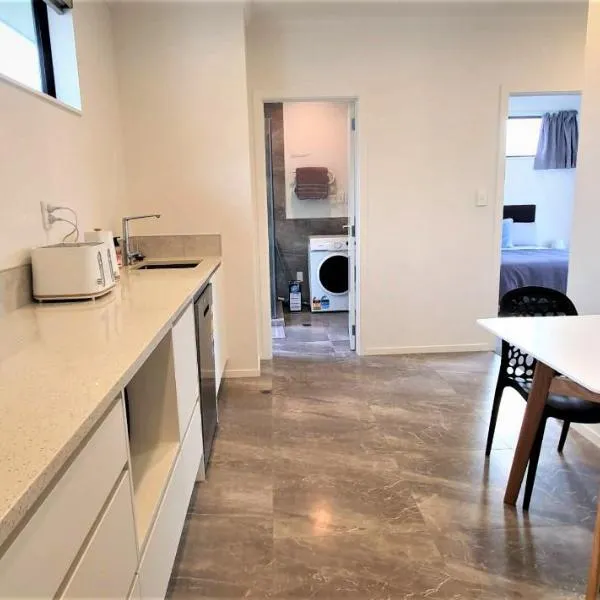 Cozy 2- Bedrooms Unit In Hamilton, hotel in Hamilton