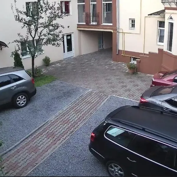 Номер та Паркінг- Світло Є, hotel in Chernivtsi