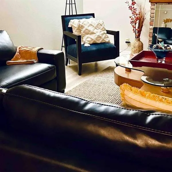 5 Beds, 2 Full Baths, w/Gazebo, w/Fenced Backyard, hotel in Yuba City