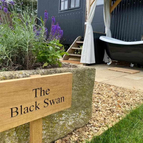 The Black Swan Shepherd Hut: Ketton şehrinde bir otel