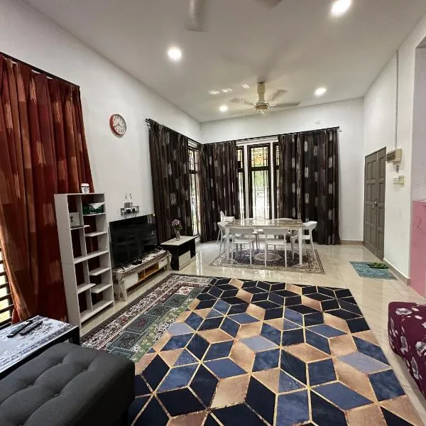 Azzahra Homestay Pekan with 3 Bedrooms fully airconditioner, hotel in Kampong Alor Akar