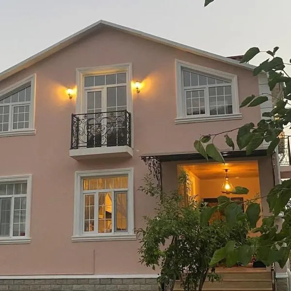 Barbie's house, hotel in Qax