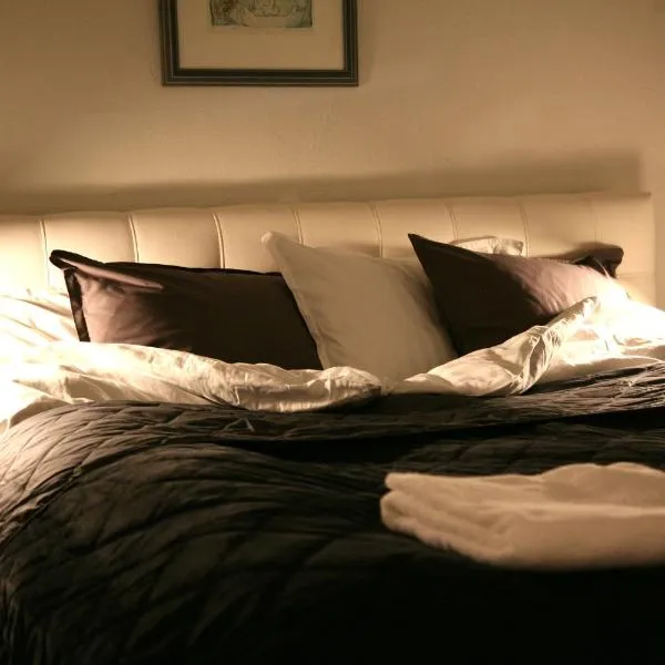 Spacious & refurbished 1 bedroom apartment in suburban Reykjavik – hotel w mieście Garðabær