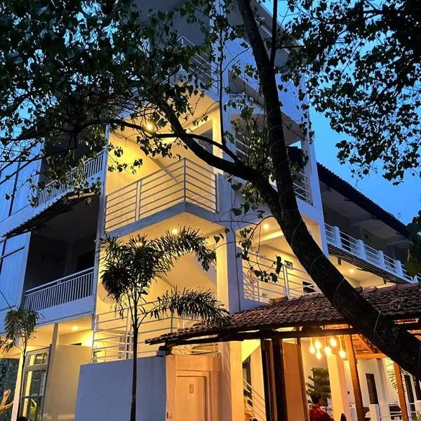 ๋ชจ๋ฅด์ง์ ์์นํ ํธํ
Fourteen Pods By the Sea