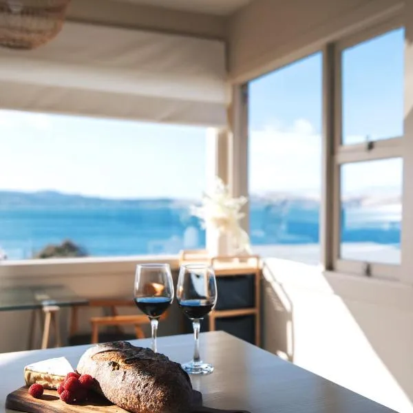 Incredible Waterview - 4 Bedroom Hobart Waterside Cottage, hotel v destinaci Sandy Bay