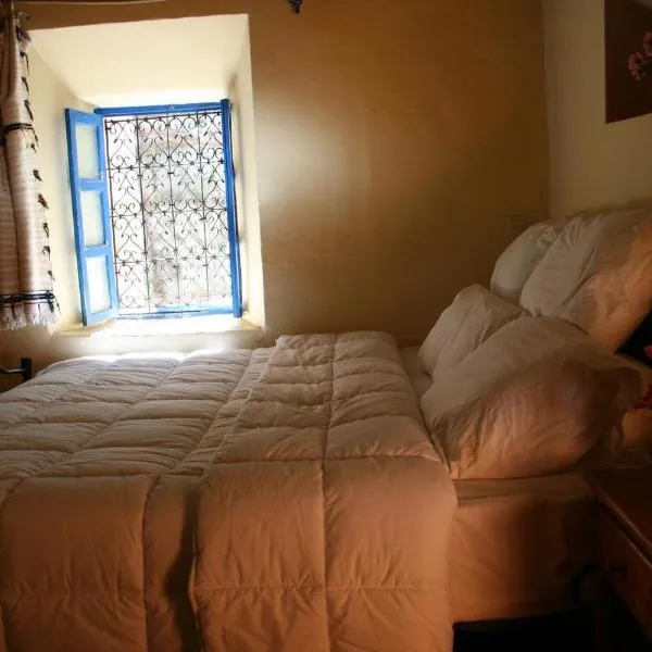 ECOLODGE MISS ROSE CHEZ LA FAMILLE, hotel in Boumalne