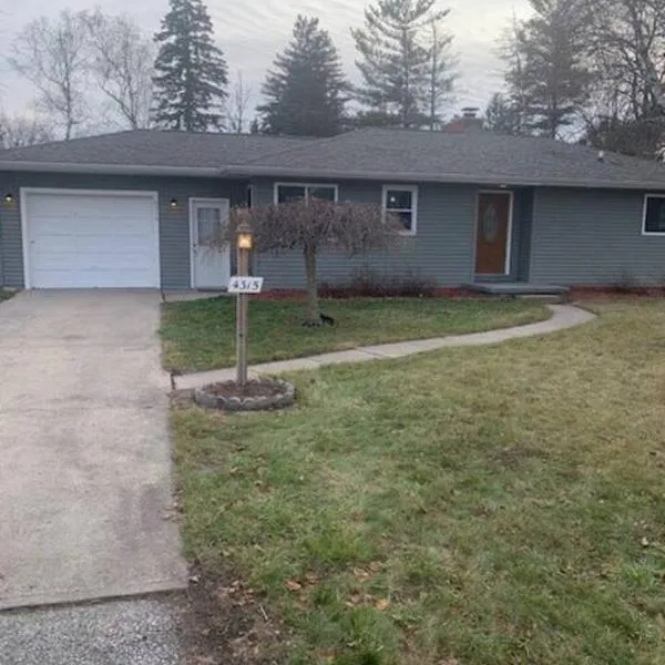 Cute house in quiet neighborhood, hotel in Saginaw