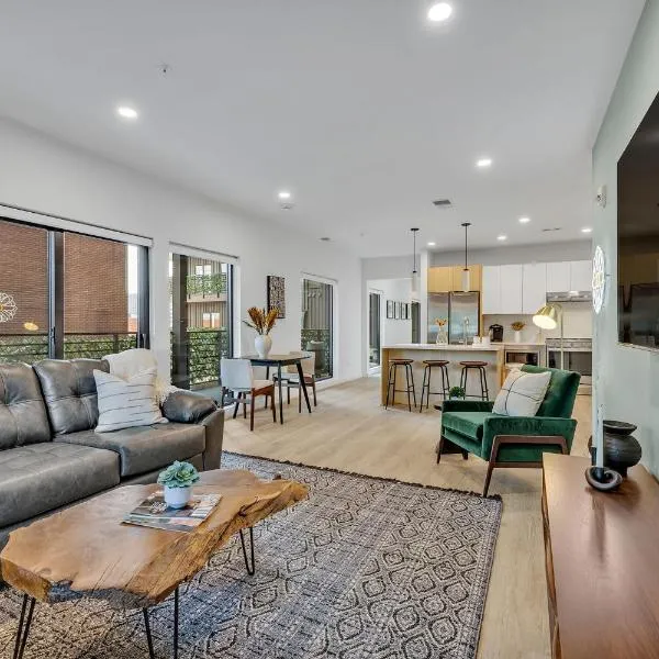 HUGE downtown corner unit- Pool-Gym-Walk 2 Broadway, hotel en Nashville