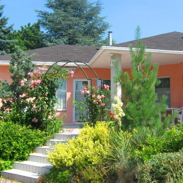 Fészek Apartmanház, hotel v destinaci Vonyarcvashegy