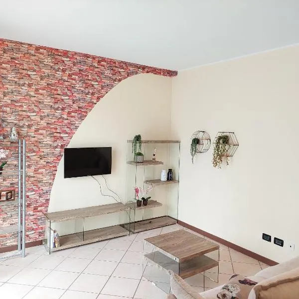 giardino privato - comodo per Malpensa e Milano - con parcheggio, hotel in Somma Lombardo