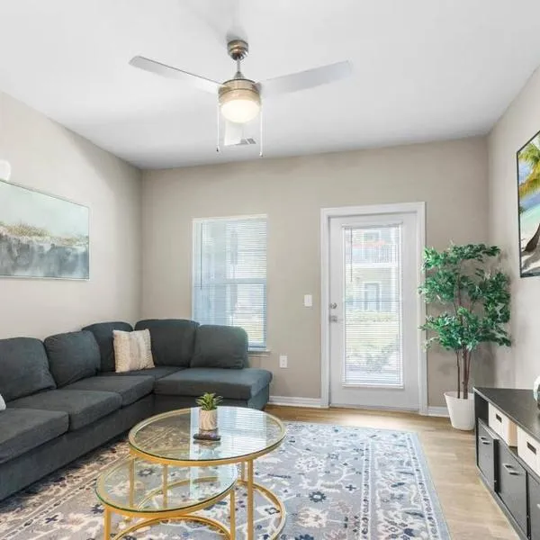 Luxury Living: 1BR Condo w/ Resort-Style Amenities, hotel in Melbourne