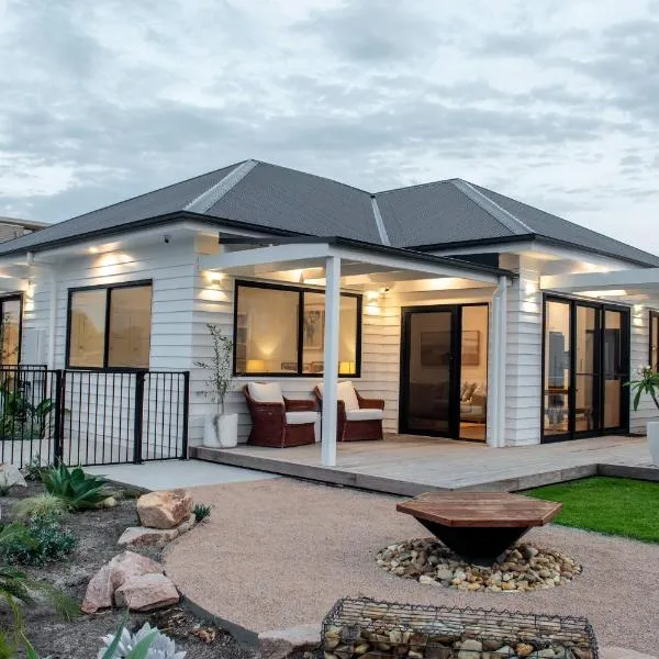 4BR Waterfront - Skippers Quarterdeck, hotel in Lakes Entrance
