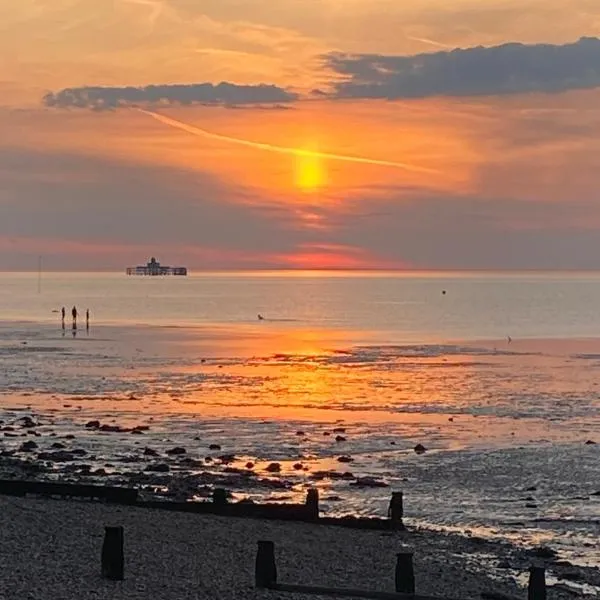 Stylish contemporary seaside holiday home with 5 bedrooms, sea view, parking and EV point, hotel in Kent